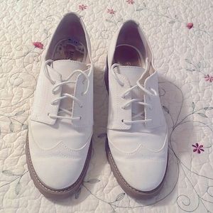 Michael Kors Tailored White, Genuine Leather Upper, Size 8.5 Oxford.